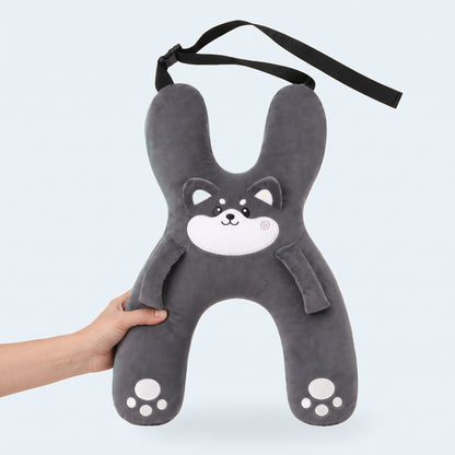 La almohada sostenida en una mano adulta para ver su tamano real