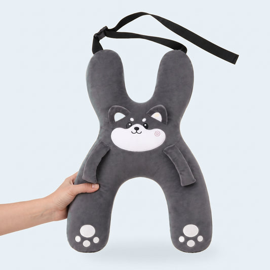 La almohada sostenida en una mano adulta para ver su tamano real