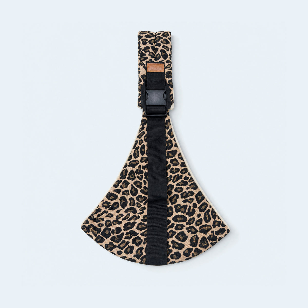 Portabebé bandolera leopardo, abierto sobre fondo celeste