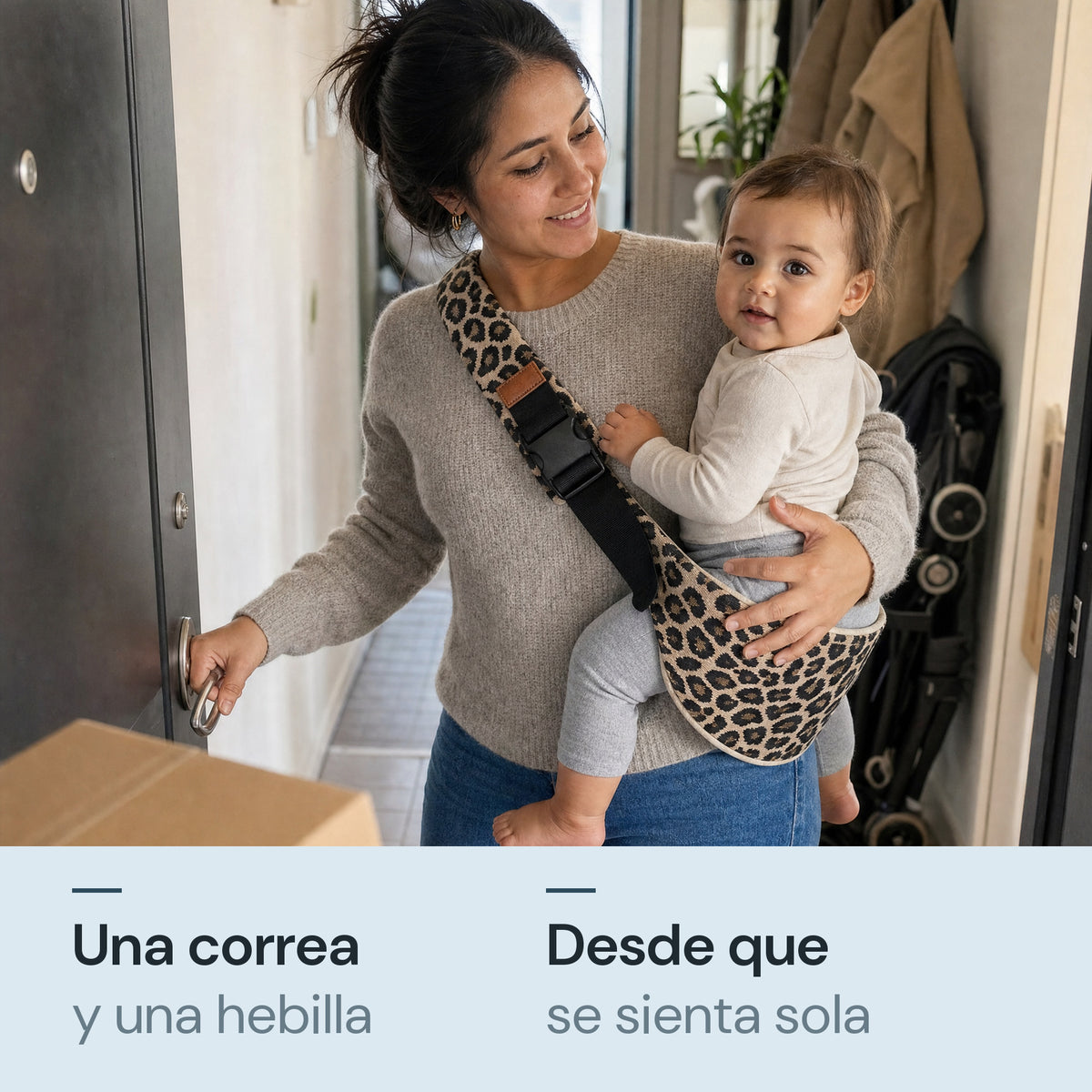 En la casa, abriendo la puerta con la guagua en la bandolera