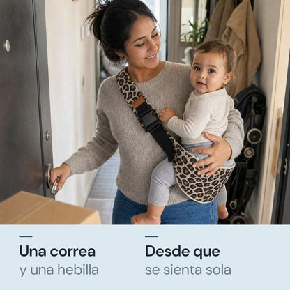 En la casa, abriendo la puerta con la guagua en la bandolera
